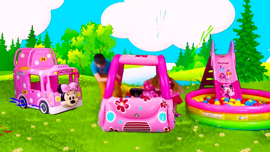 اسباب بازی ها و خانواده مهربان - بازی ساشا و مکس با اتوبوس موش کوچولو